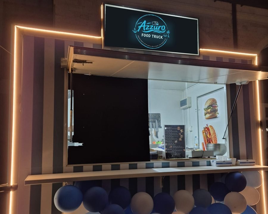 Rulota Azzuro Food Truck seara, cu lumini și baloane